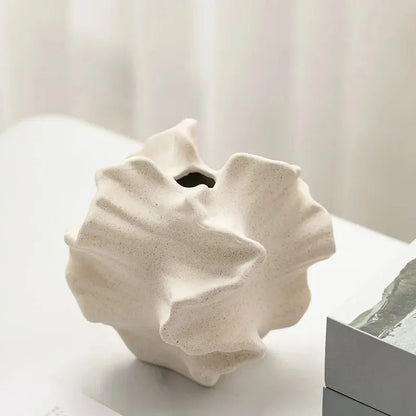 Jarrón de porcelana con ondas de pétalos