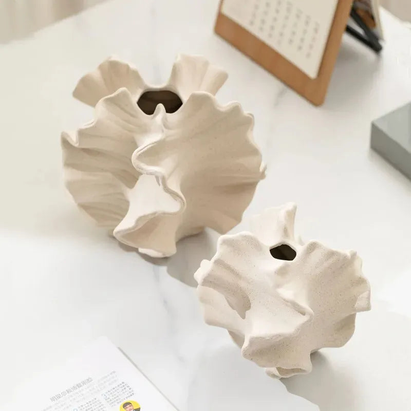 Jarrón de porcelana con ondas de pétalos