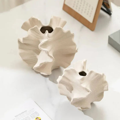 Jarrón de porcelana con ondas de pétalos